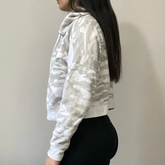 🌿 Calvin Klein Jeans Camo Crop Hoodie - Woman’s Size Medium 🌈 - Picture 2 of 11